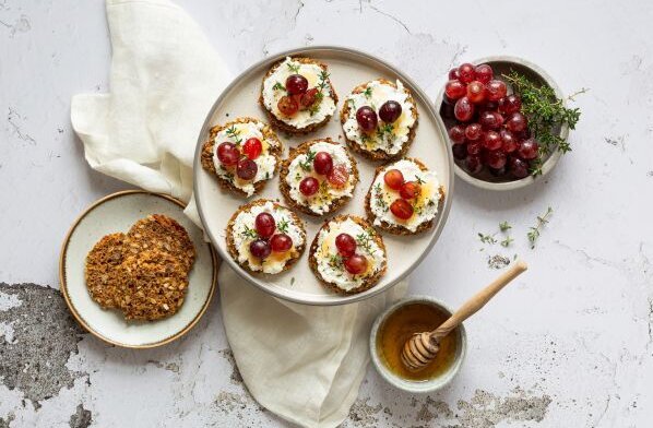 Canapés mit Ziegenfrischkäse, Trauben und Honig