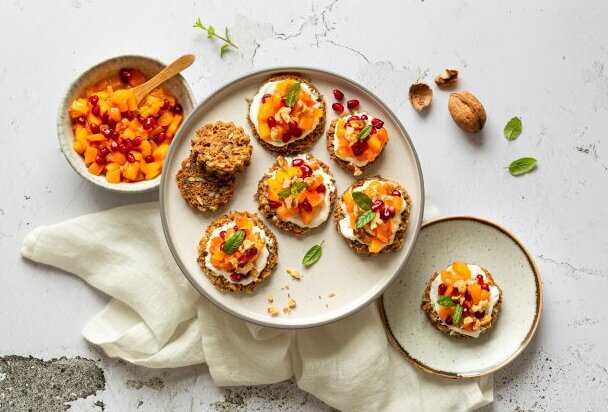 Canapés mit Mascarpone und Kakikompott