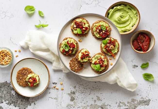 Canapés mit Avocadocreme und getrockneten Tomaten