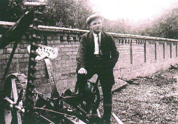 Eduard Bauck mit einem Grasmäher im Jahr 1935 