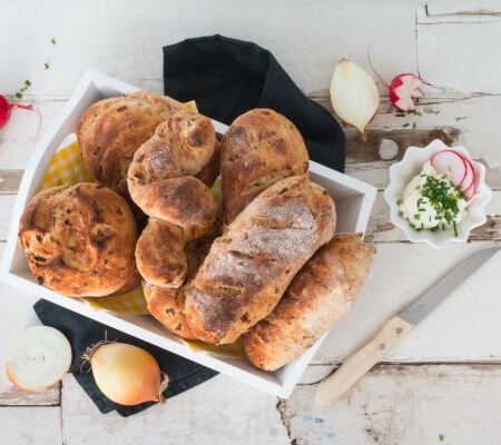 Rustikale Zwiebelbrötchen